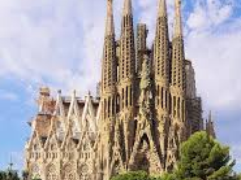 ​Si existe un símbolo representativo de la ciudad de Barcelona éste, sin ninguna duda, son las afiladas y modernistas torres de la Sagrada Familia del gran arquitecto Antoni Gaudí. Este templo expiatorio empezó a construirse a finales del siglo XIX y lo que le queda.